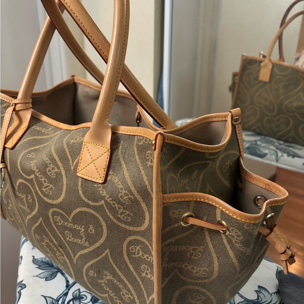 Dooney & Bourke Tote 👜